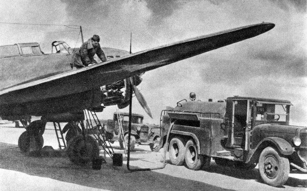 Подготовка самолета к вылету. Юго-Западный фронт. 1943